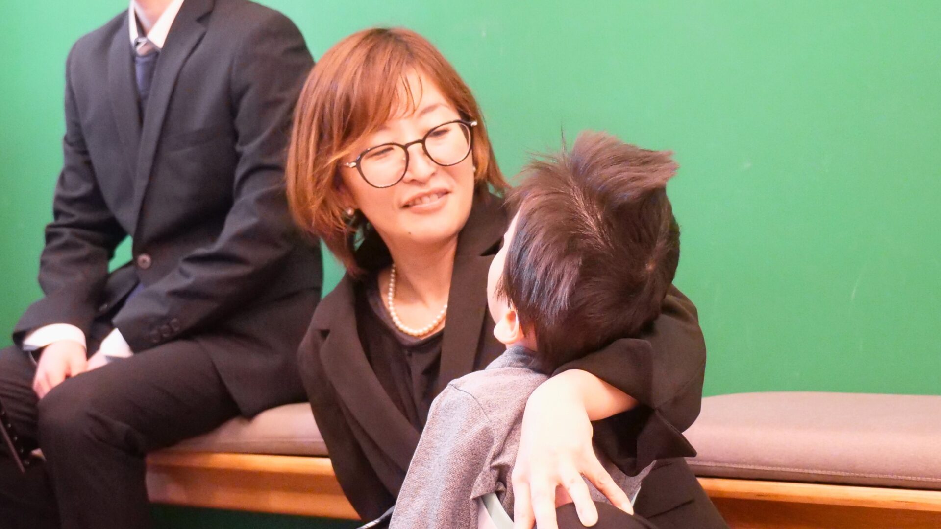 卒園式直前、担任のかすみ先生の抱っこでリラックスするIくん