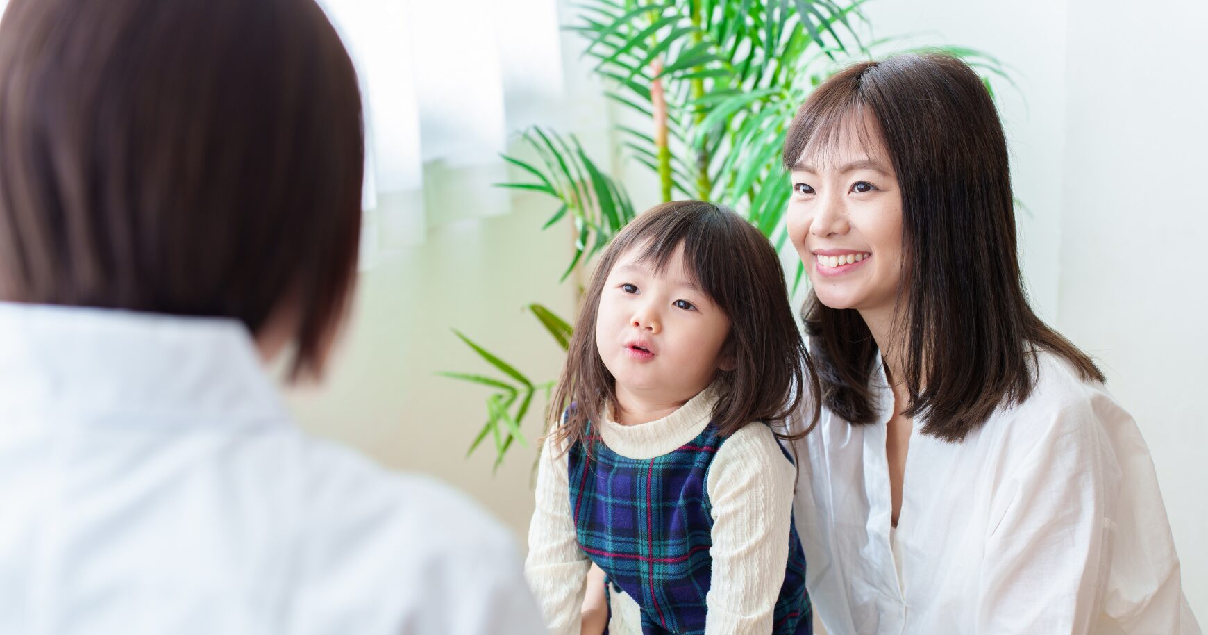 母と娘が病院を受診している様子
