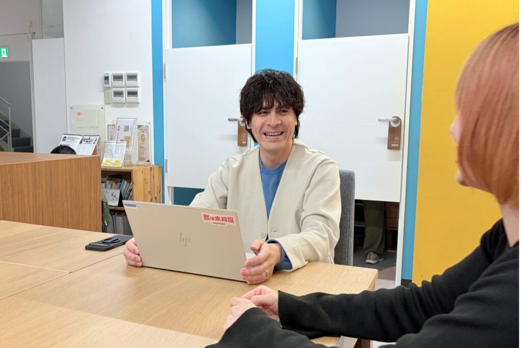 フローレンスのオフィスで仲間と談笑するなかじまさん