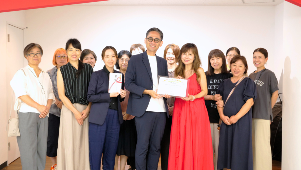 中村あゆみさんにフローレンスから感謝状を贈呈