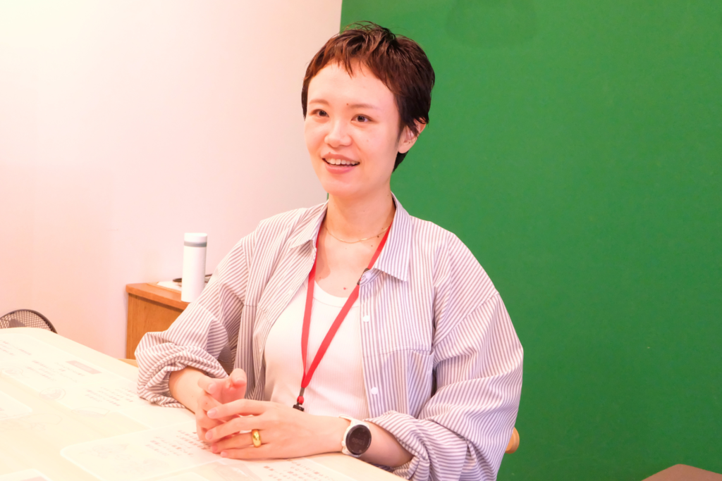 吉田が語っている様子