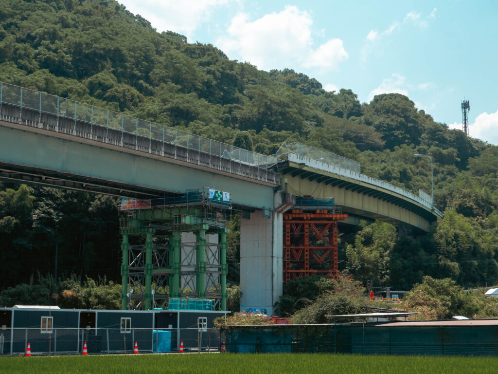 橋桁がずり落ちた八代市の高架橋