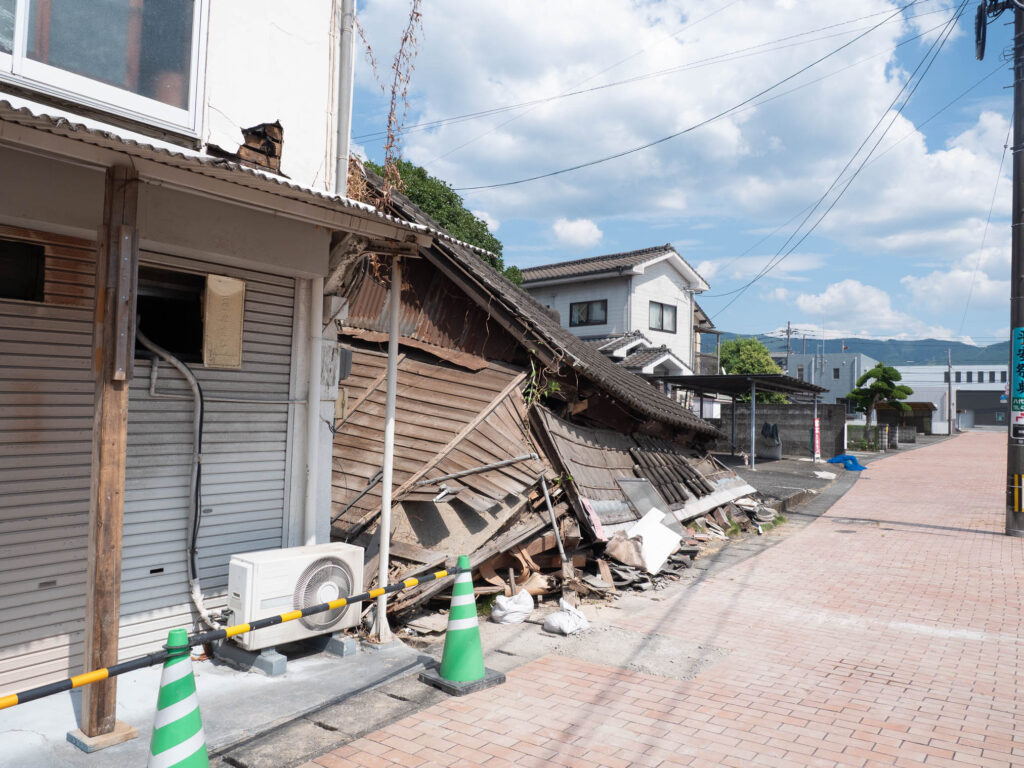 倒壊した八代市の住宅