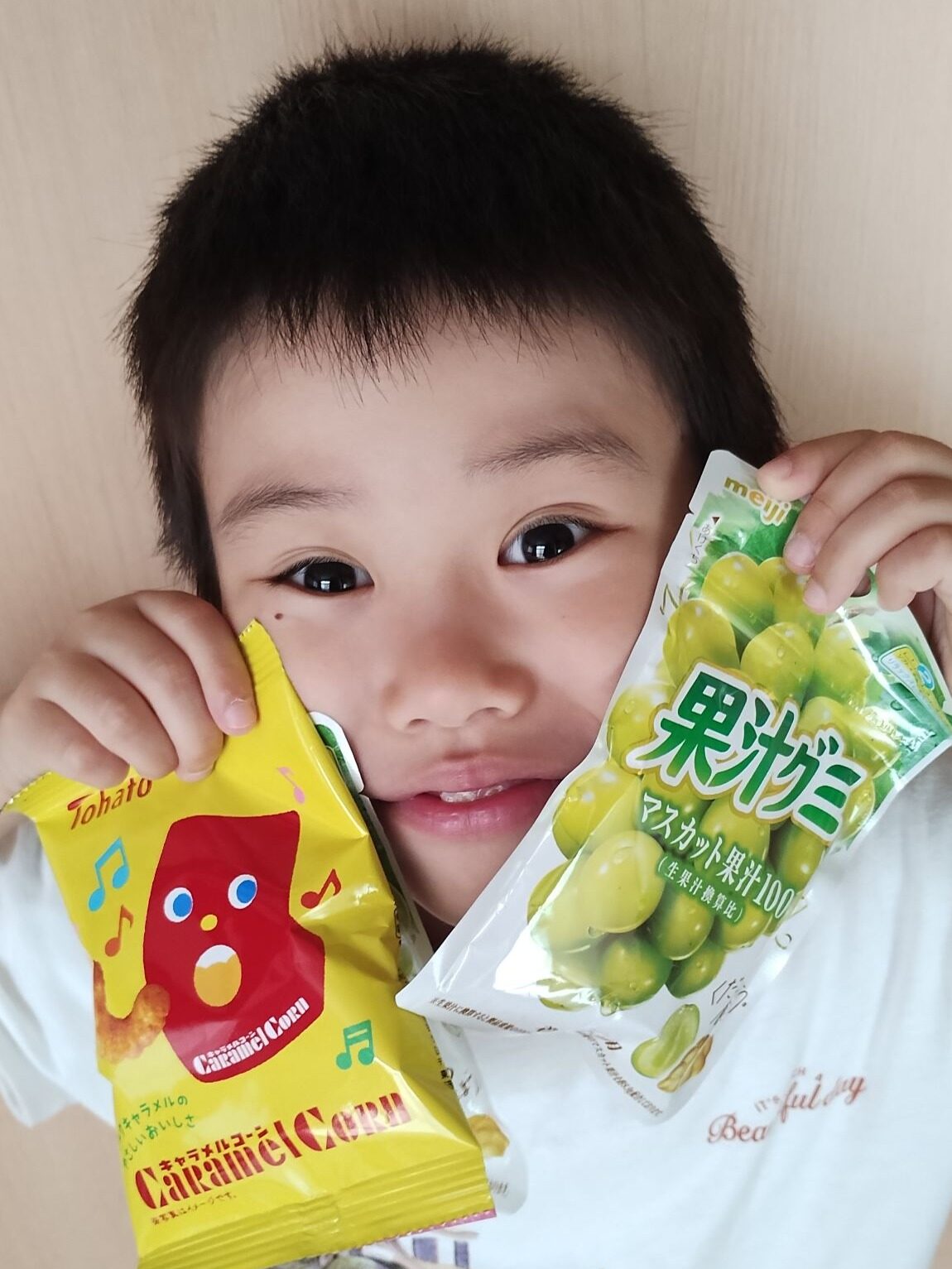 お菓子を手にする笑顔のお子さん