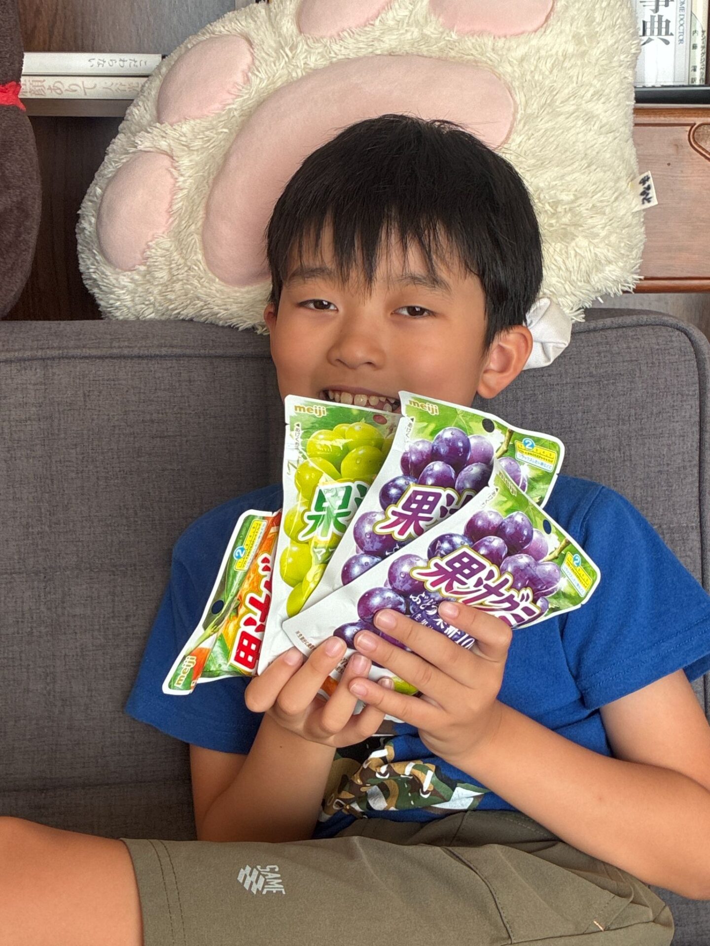 お菓子を手にする笑顔のお子さん