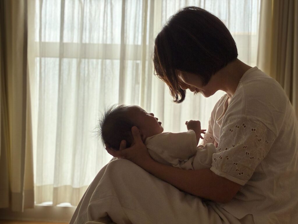 乳児を抱きかかえる女性